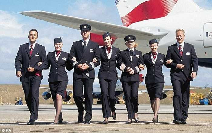 Tiếp viên của hãng hàng không British Airways có đồng phục là áo vest đen, bên trong là áo trắng và có phụ kiện gồm khăn, mũ. Riêng tiếp viên nữ còn có hai lựa chọn là váy hoặc quần tây.