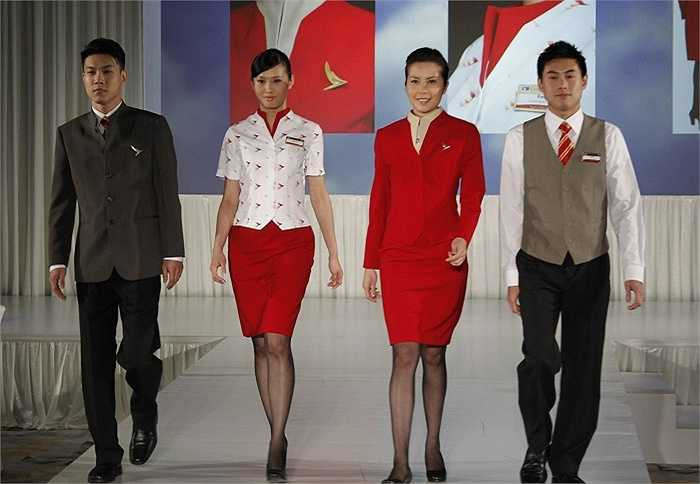 Hãng Cathay Pacific có đồng phục không đồng màu khi áo cánh màu trắng, chân váy màu đỏ. Bộ trang phục này bị đánh giá rằng không được nổi bật và chiếc áo cánh quá ngắn, thiết kế cổ tàu nhưng lại có hai lớp nên trông bị cứng.
