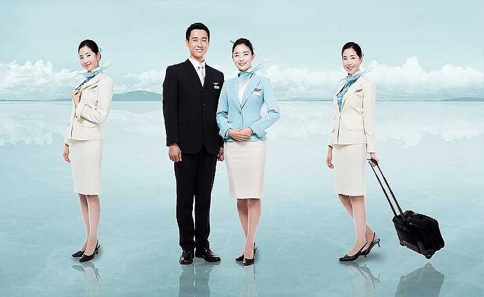 Trang phục của các tiếp viên hàng không Korean Airlines với tông màu chủ đạo là trắng và xanh trời nhạt. Đây là tông màu sáng, bắt mắt và làm tôn lên làn da trắng của người phụ nữ xứ Hàn.