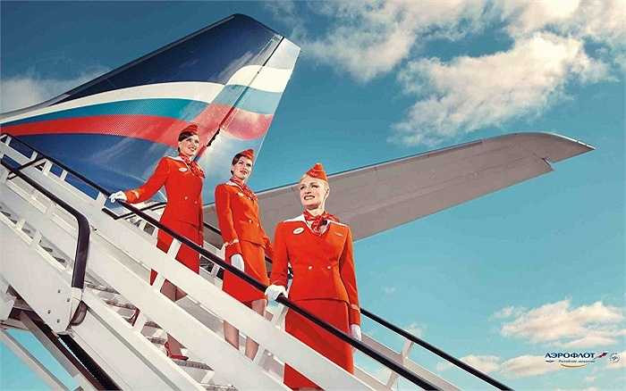 Đồng phục của hãng hàng không Aeroflot, Nga là một trong những bộ đồng phục hàng không đẹp nhất thế giới, gồm có áo vest ôm dáng và cổ viền trắng nổi bât, kèm theo các phụ kiện như khăn và mũ. Bộ trang phục có tông màu đỏ sáng và được in logo, huy hiệu của hãng khá tinh xảo.