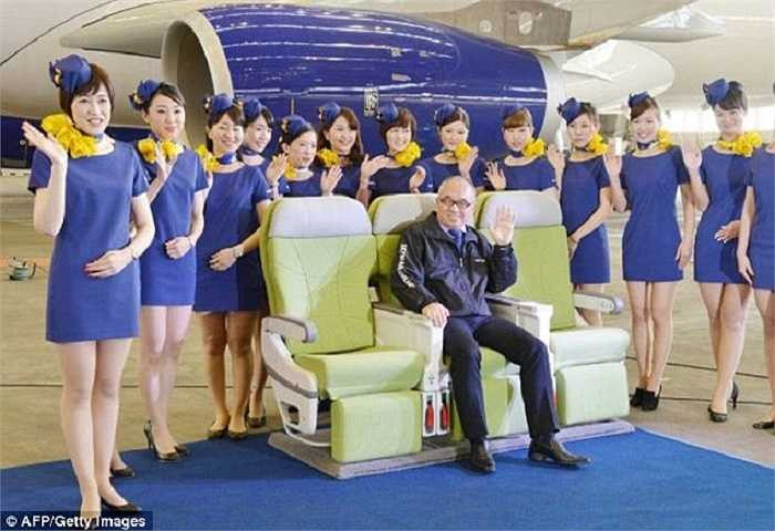 Bộ trang phục của hãng Skymark Airlines, Nhật Bản lại từng bị chỉ trích bởi Liên đoàn Nhật Bản do những chiếc váy quá ngắn và quá mỏng, không phù hợp cho công việc của phi hành đoàn.