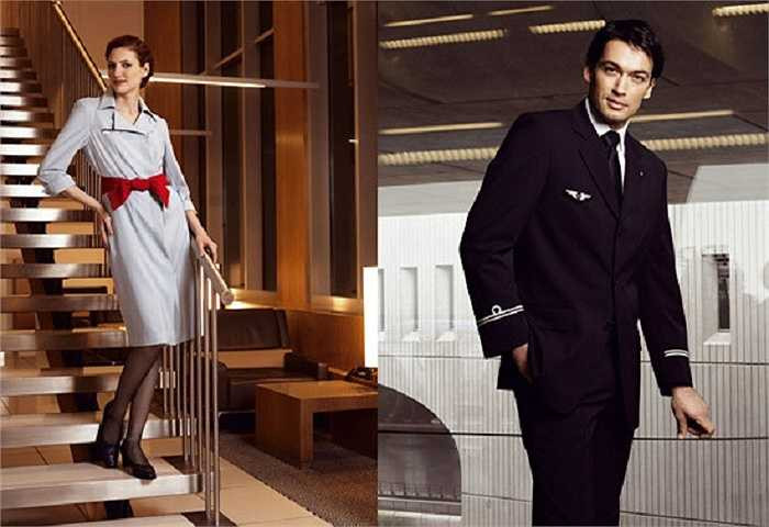 Dù bị đánh giá là có phần đơn điệu nhưng bộ đồng phục của hãng Air France vẫn được đánh giá cao, khi trang phục của tiếp viên nữ nổi bật với chiếc nơ đỏ trên nền xanh nhạt còn trang phục của tiếp viên nam rất sang trọng, bắt mắt.