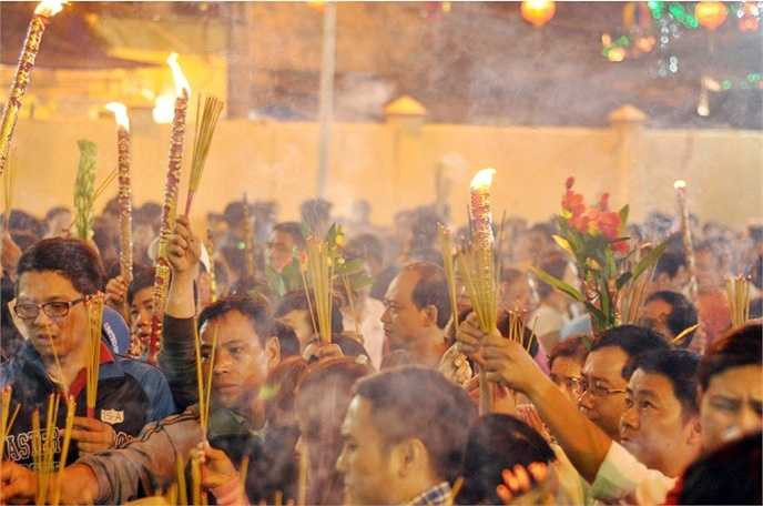 Hàng ngàn người đổ về chùa Bà Thiên Hậu (TP. Thủ Dầu Một, T. Bình Dương) vào dịp rằm tháng Giêng để xin lộc, cầu may (Ảnh Phạm Nguyễn)