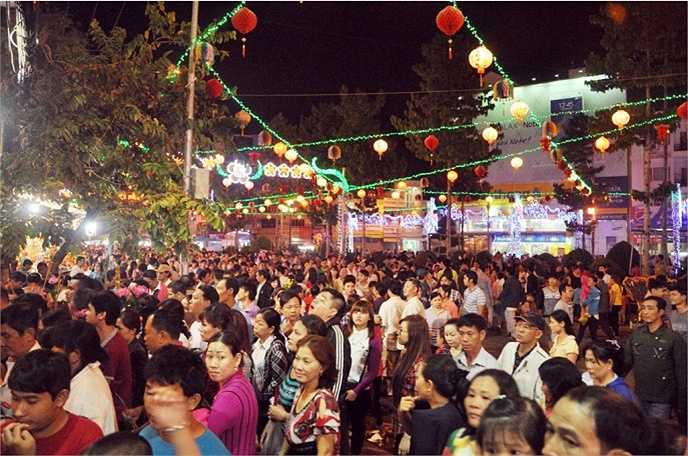 Lượng người đổ về đông khiến không khí tại ngôi chùa này rất ngột ngạt (Ảnh Phạm Nguyễn)