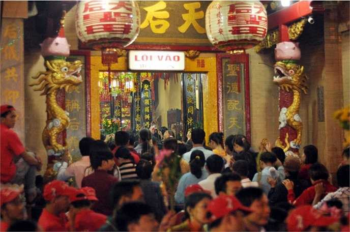 Xếp hàng rồng rắn để hành hương