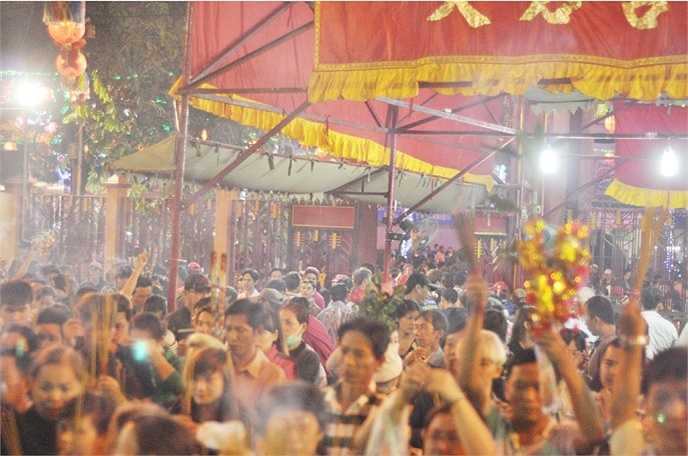 Đến rạng sáng 15 âm lịch, lượng người đổ về ngôi chùa này càng đông nghẹt. Cảnh chen lấn xin lộc, cầu may tiếp tục xảy ra.