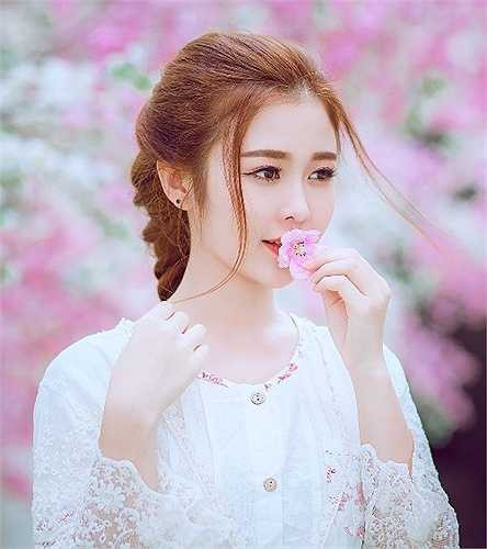 Ribi Sachi được nhiều người yêu mến bởi vẻ ngoài xinh xắn và khả năng diễn xuất đa dạng sau khi cô xuất hiện trong loạt clip hài nổi tiếng trên mạng.