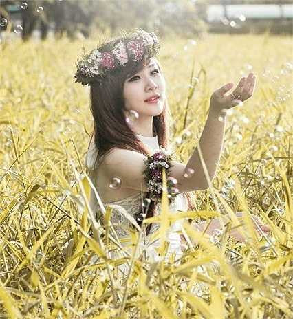 'Hy vọng sang năm mới mình sẽ có thêm nhiều sản phẩm chất lượng hơn gửi đến các bạn khán giả đã luôn quan tâm và ủng hộ. Bên cạnh đó, mình mong muốn có bước đột phá trong công việc mình đang làm, để hình ảnh đến gần hơn với các bạn', cô bạn hot girl chia sẻ.