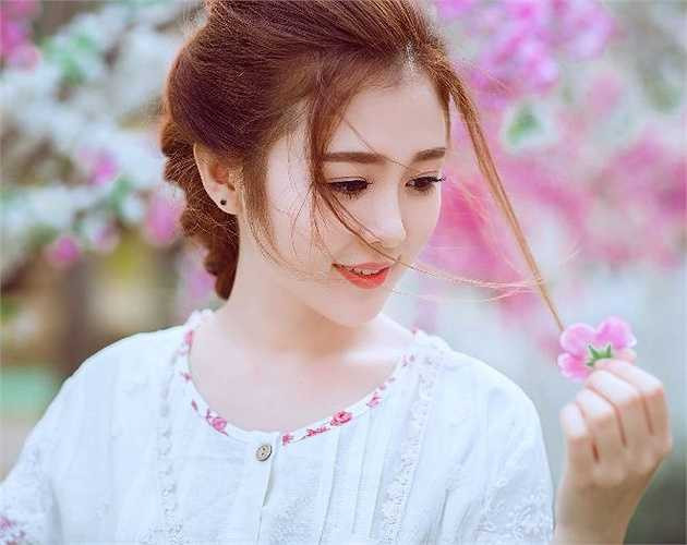 Ngoài diễn xuất, Ribi còn được biết đến bởi khả năng ca hát qua các bản cover trên mạng, rất yêu ca hát.