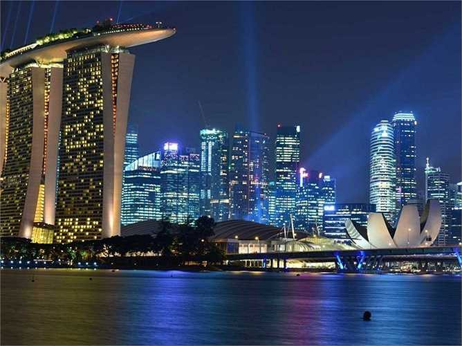 Singapore vừa được bình chọn là thành phố đắt đỏ nhất hành tinh bởi EIU - cơ quan phân tích dữ liệu của tạp chí The Economist.Thành phố sở hữu rất nhiều tòa nhà chọc trời với ánh đèn lung linh về đêm