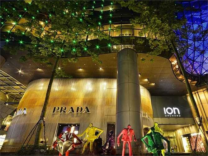 Singapore được mệnh danh là 'Thiên đường Shopping' với rất nhiều cửa hàng, bày bán các loại mặt hàng đa dang, phong phú