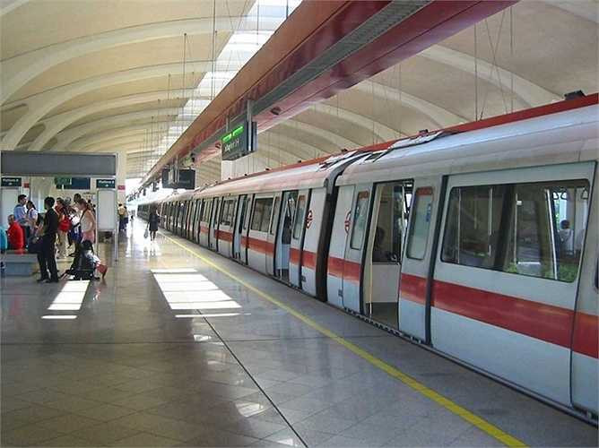 Thành phố Singapore thực sự đông đúc và việc lái xe ô tô đòi hỏi nhiều loại phí tốn kém, chính vì thế Chính quyền đầu tư rất nhiều để duy trì hệ thống tàu điện hiệu quả và sạch sẽ bậc nhất hành tinh