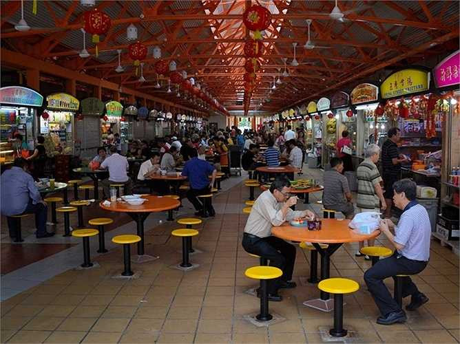 Đồ ăn ở đây là sự pha trộn giữa văn hóa Trung Quốc, Ấn Độ và Malaysia. Và tất cả chúng được giao thoa tại khu trung tâm Hawker với các món đặc biệt