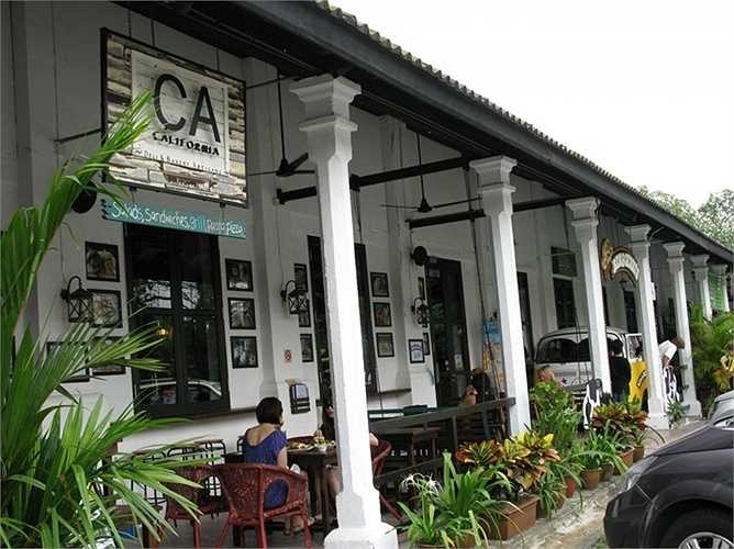 Dempsey Hill trước đây là căn cứ quân sự của người Anh. Tuy nhiên, hiện nay nó đã được chuyển thành khu mua sắm, các quán bars, trung tâm triển lãm nghệ thuật và nhà hàng ngay trong khuôn viên của những nhà lính ngày trước