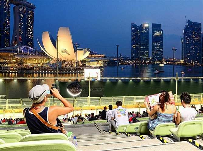 Hàng năm, giải đua xe công thức 1 diễn ra tại thành phố này và mang lại cơ hội cho người dân nơi đây được tận mắt chứng kiến