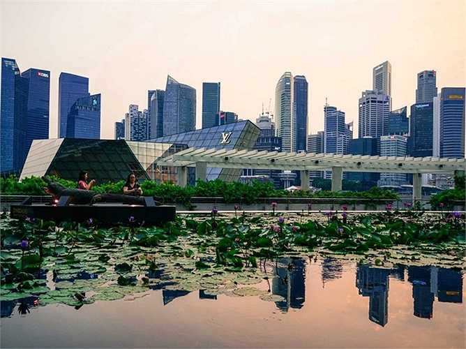 Thành phố được hiện đại hóa khá nhiều, chính vì thế, để tìm được chốn thanh bình như trong bức hình trên là điều khá khó khăn tại đây