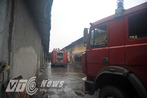 Hà Nội: Cháy lớn tại khu công nghiệp Trại Gà, nhiều người hoảng loạn bỏ chạy