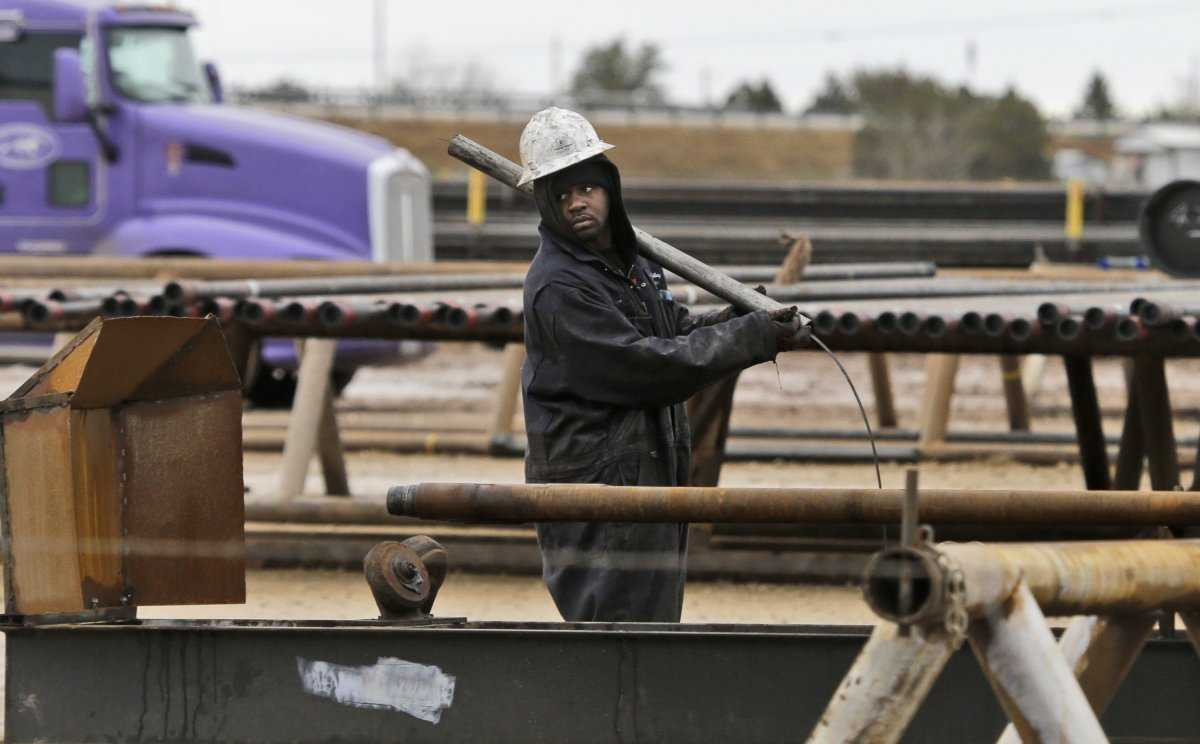 Một công nhân khai thác dầu làm việc tại Sweetwater, Texas, Mỹ 