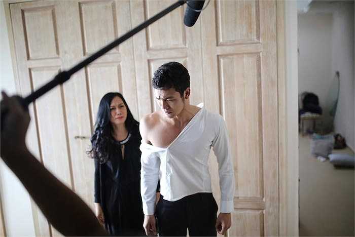 Sau khi Nam tiến và tham gia phim 'Lạc giới' và một số phim truyền hình, Việt từ chối một vai diễn trong 'Ngày nảy ngày nay' để nhận lời tham gia một vai diễn trong phim đầu tay của Đạo diễn Nguyễn Quang Tuyến - 'Cầu vồng không sắc'.