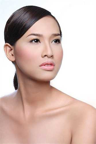 Sau cuộc thi, cô tiếp tục công việc người mẫu