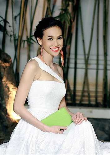 Người đẹp còn tham gia đóng một số phim như Anh và em, Vũ khí sắc đẹp, Người mẫu, ...