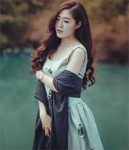 Cô bạn dễ thương này thích thiết kế thời trang và đi dạo phố một mình