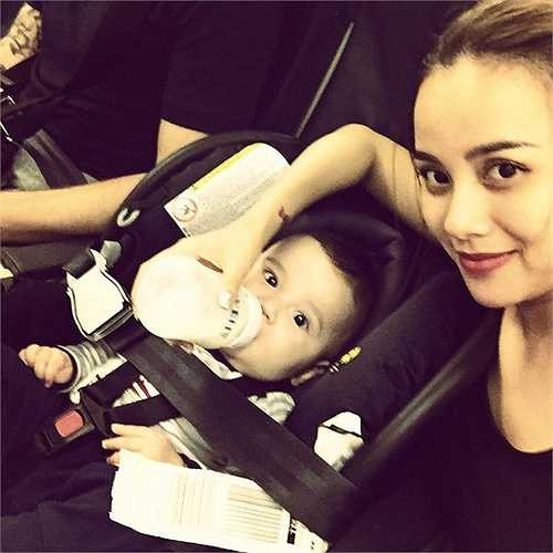 DJ Myno cùng con trai đón giao thừa trên máy bay sang Hà Lan.