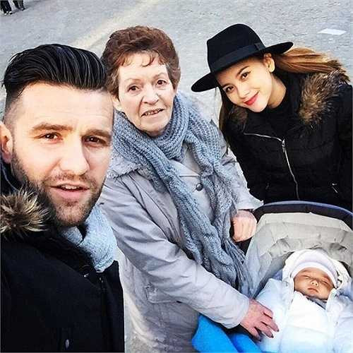 Gia đình nhỏ của Van Bakel chụp hình cùng bà ngoại của anh tại Amsterdam.