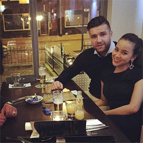 DJ Myno rạng ngời hạnh phúc bên người chồng ngoại quốc điển trai.