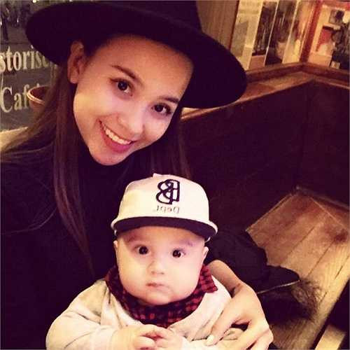 Trung vệ Van Bakel có những điều mà nhiều người đàn ông mơ ước: Vợ đẹp con khôn.