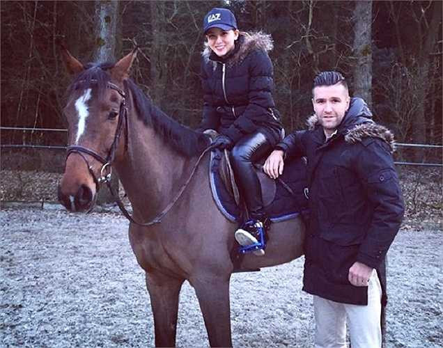 DJ Myno rất phấn khích khi được Van Bakel hướng dẫn cưỡi ngựa.