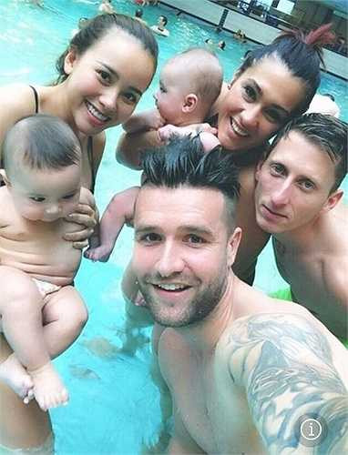 Cặp đôi thư giãn cùng bạn bè tại Hà Lan.