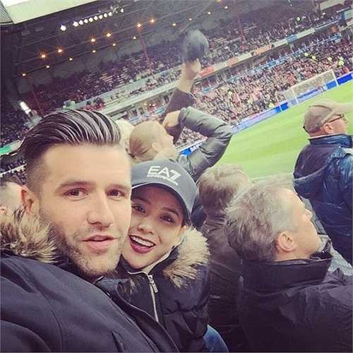 2 người cùng nhau dự khán trận đấu giữa PSV và Ajax.