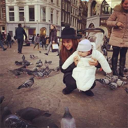 Cô cùng con trai đã có khoảng thời gian thú vị tại quê nhà của trung vệ Thanh Hóa.