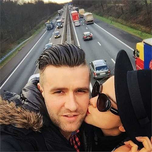 Một khoảnh khắc lãng mạn giữa DJ Myno và Van Bakel.