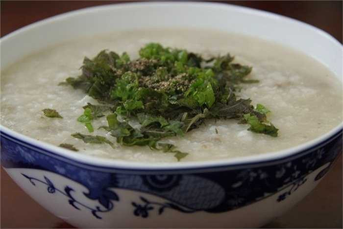 Ăn cháo trứng nóng: Nếu bị cảm cúm nhẹ, bà bầu chỉ cần ăn cháo trứng đặc biệt cháo phải nóng và có nhiều hành, tía tô sao cho khi ăn xong cơ thể toát ra mồ hôi giúp chị em cảm thấy dễ chịu hơn. Món ăn này vừa bổ dưỡng vừa chữa khỏi cảm cúm mà không ảnh hưởng nhiều tới sức khỏe khi mang thai. 