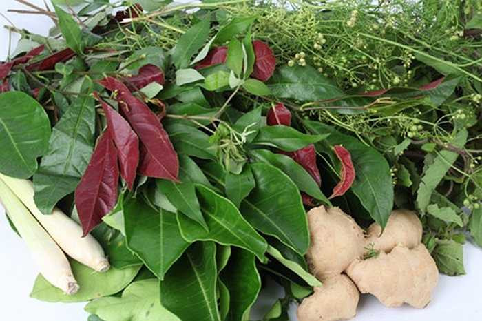 Xông hơi: Bạn có thể sử dụng một vài loại lá như : lá bưởi, húng quế, tía tô, bạc hà, rau tần, ngổ, riềng, gừng, hành, chanh… mỗi một lần chọn khoảng 5 - 7 loại, trọng lượng khoảng 50 - 100 gam sau đó rửa sạch cho vào nồi đổ ngập nước và đun sôi chừng 3 - 5 phút. Sau đó bạn chùm chăn kín, mở hé nắp nồi cho hơi nóng toát ra dần dần, bạn hãy hít thở thật đều, thật nhiều; ngồi chừng 5-10 phút cho tới khi mồ hôi ở cơ thể toát ra sau đó lấy khăn lau cho khô người. 