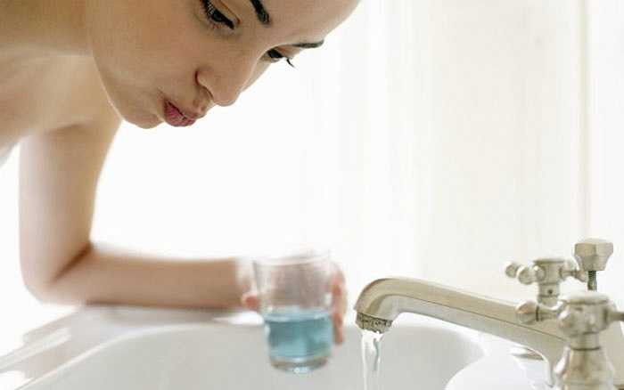 Súc miệng nước muối: Súc miệng bằng nước muối vài lần mỗi ngày có thể giúp điều trị viêm họng cũng như ngăn ngừa nhiễm trùng phát sinh. Sử dụng nước ấm và có thể thêm một chút tinh chất từ củ nghệ để thêm tác dụng chống viêm.