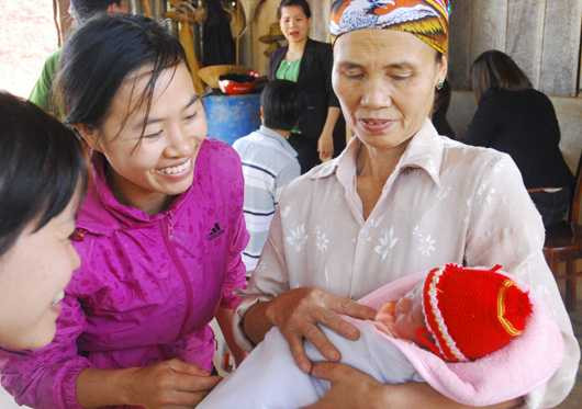 Bé trai sơ sinh bị vứt ở chuồng bò