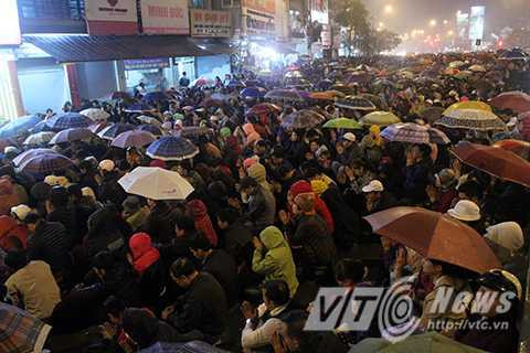 Ngàn người đội mưa dự lễ cầu an trước cổng chùa Phúc Khánh