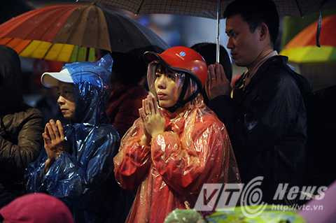 Ngàn người đội mưa dự lễ cầu an trước cổng chùa Phúc Khánh