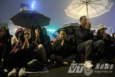 Ngàn người đội mưa dự lễ cầu an trước cổng chùa Phúc Khánh