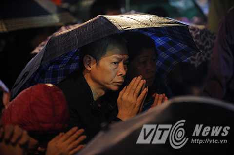 Ngàn người đội mưa dự lễ cầu an trước cổng chùa Phúc Khánh