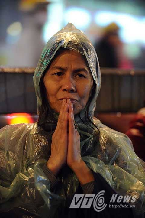 Ngàn người đội mưa dự lễ cầu an trước cổng chùa Phúc Khánh