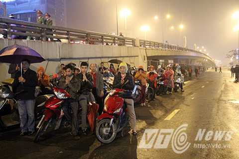 Ngàn người đội mưa dự lễ cầu an trước cổng chùa Phúc Khánh