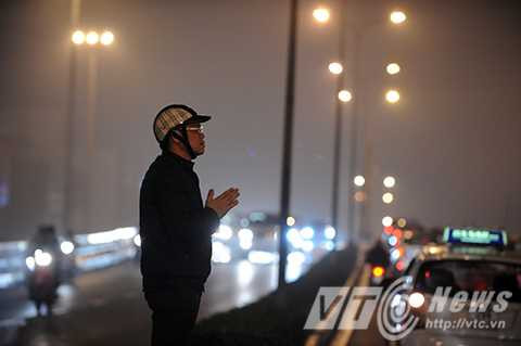 Ngàn người đội mưa dự lễ cầu an trước cổng chùa Phúc Khánh