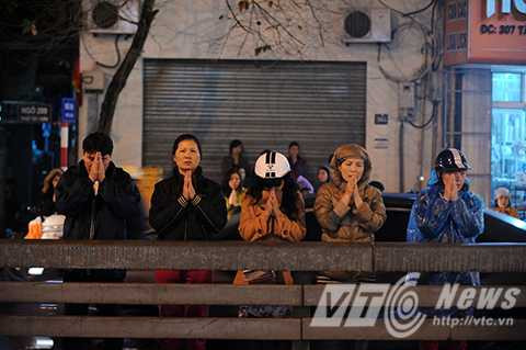 Ngàn người đội mưa dự lễ cầu an trước cổng chùa Phúc Khánh