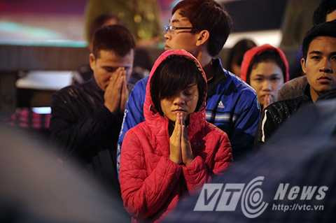 Ngàn người đội mưa dự lễ cầu an trước cổng chùa Phúc Khánh