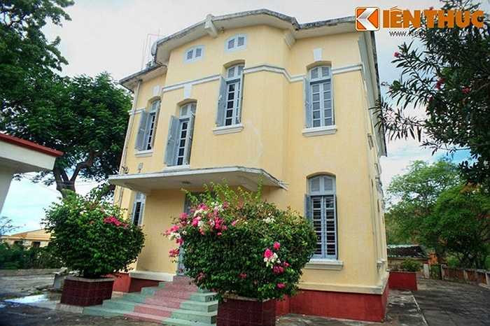 Các toà biệt thự ở nơi đây được xây dựng năm 1923 để làm nơi ăn ở cho các nhà Hải dương học, có tên lần lượt là: Les Agaves (Xương Rồng), Les Frangipaniers (Bông Sứ), Les Bouguinvilles (Hoa Giấy), Les Flamboyants (Phượng Vĩ), Les Badamniers (Cây Bàng). Ảnh: Biệt thự Hoa Giấy. 