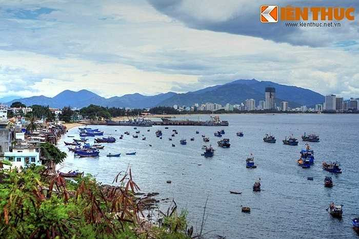 Ngày nay, lầu Bảo Đại là một điểm du lịch nổi tiếng của TP Nha Trang. Ảnh: Thành phố Nha Trang nhìn từ lầu Bảo Đại.